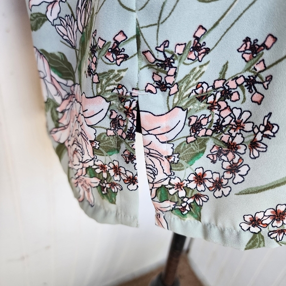 LOFT Women’s Floral Print Blue Keyhole Front Open Back Tie Sleeveless Blouse S - Picture 6 of 12